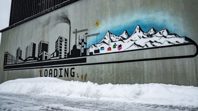 Un mural en Nuuk muestra el desarrollo de los recursos naturales en Groenlandia